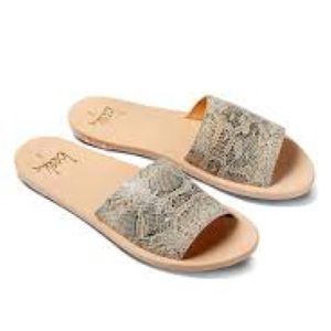 Beeks Snakeskin Print Sandal - size 7
